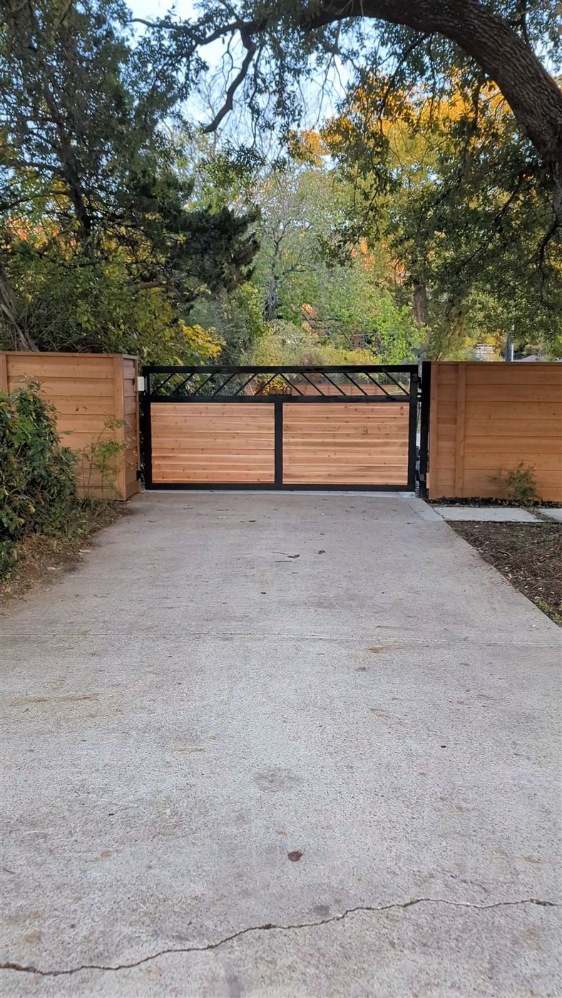Rebuilt fence with new lattice, after photo